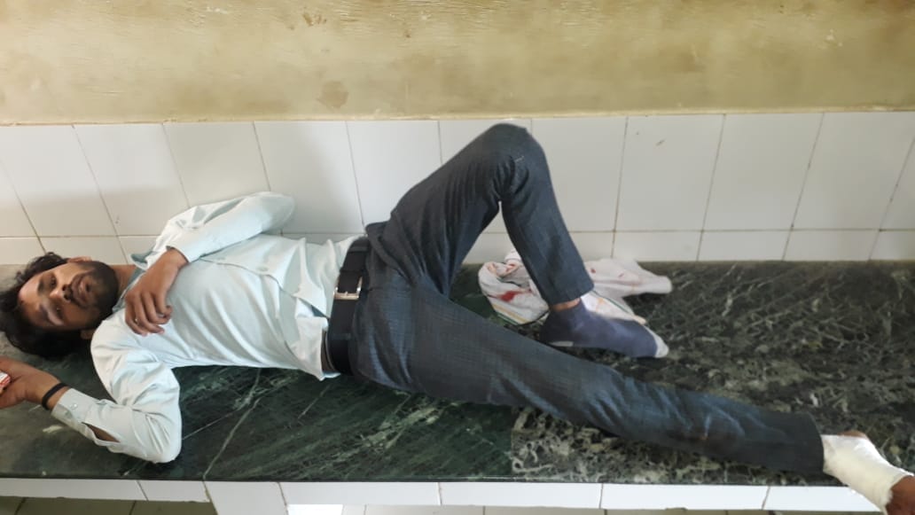 बाइक के भिड़ंत में घायल युवक। बाइक के भिड़ंत में घायल युवक।