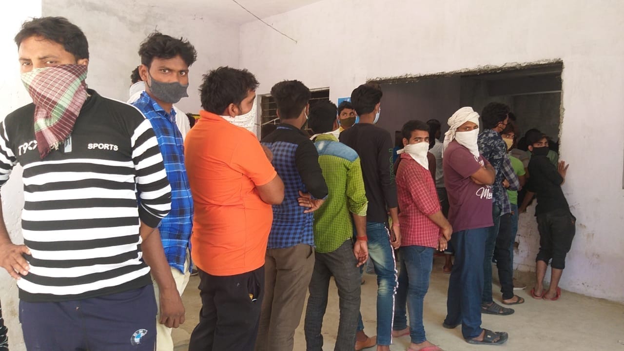 पीएचसी मुहम्मदपुर में जांच के लिए खड़े विभिन्न प्रदेशों से आए लोगों ने उड़ाई सोशल डिस्टेंसनिंग ? पीएचसी मुहम्मदपुर में जांच के लिए खड़े विभिन्न प्रदेशों से आए लोगों ने उड़ाई सोशल डिस्टेंसनिंग ?