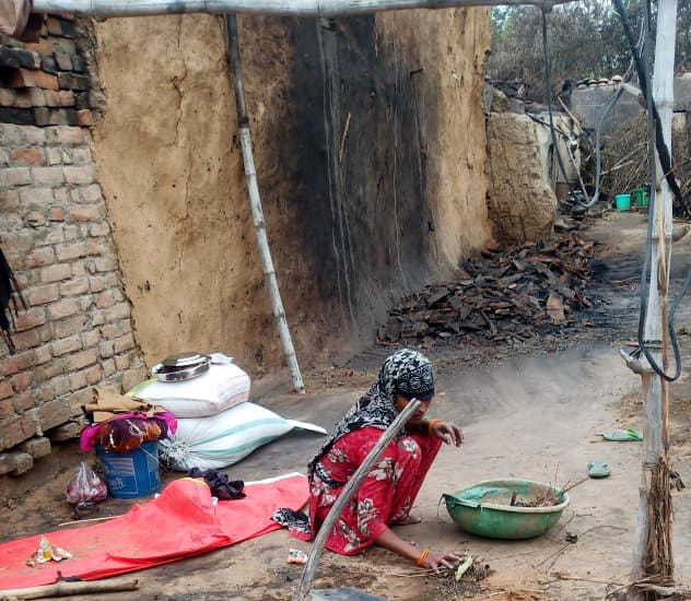 फोटो- 12- - बेहननपुरवा में टूटे आशियाना को बनाने की जददोजहद करती वृद्घा फोटो- 12- - बेहननपुरवा में टूटे आशियाना को बनाने की जददोजहद करती वृद्घा