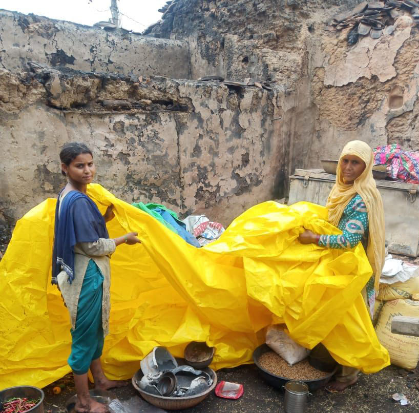 फोटो- 13- - चलो किसी तरह टूटी छत पर पन्नी डालकर परिजनों के रात में सोने का इंतजाम किया जाए...बेहननपुरवा फोटो- 13- - चलो किसी तरह टूटी छत पर पन्नी डालकर परिजनों के रात में सोने का इंतजाम किया जाए...बेहननपुरवा