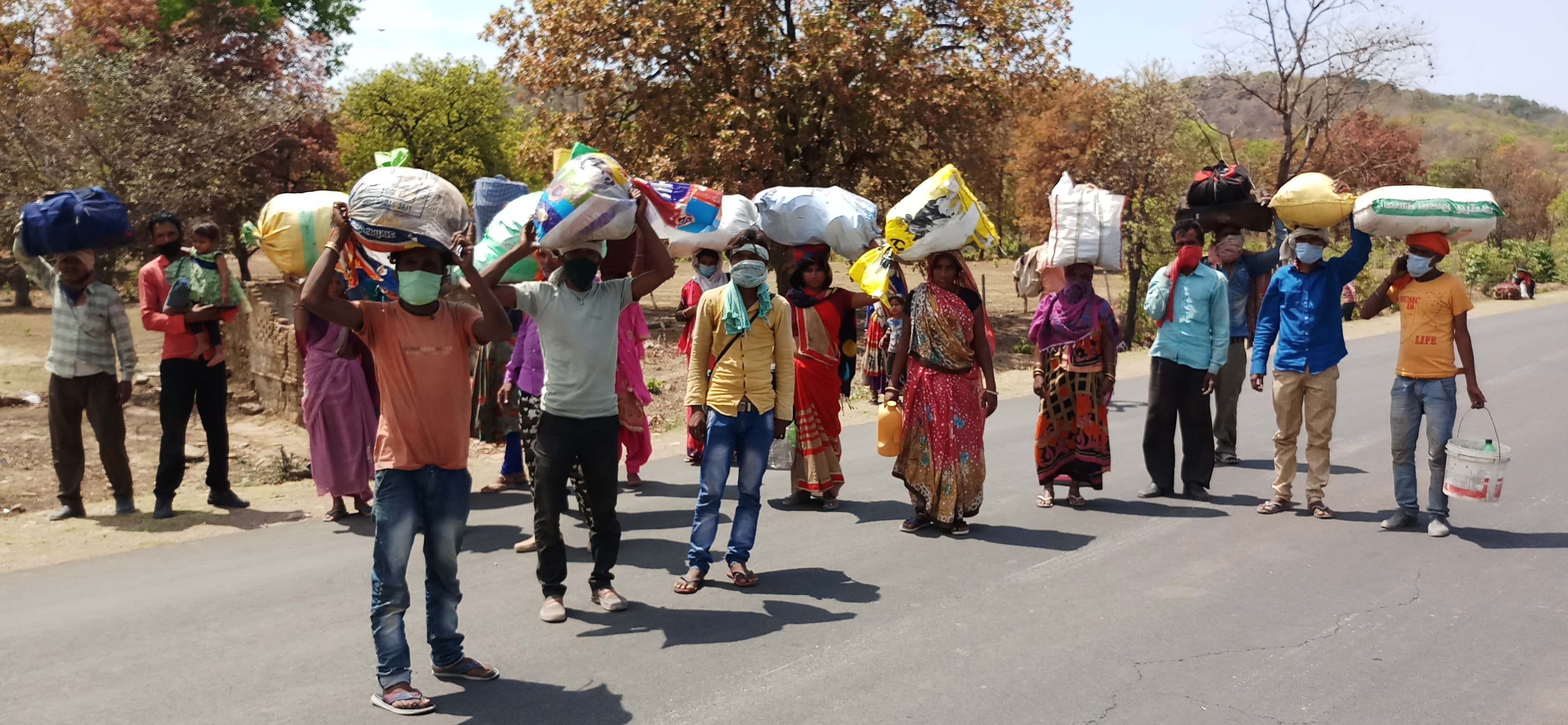 अमझराघाटी से सामान सिर पर रखकर पैदल चलते मजदूर अमझराघाटी से सामान सिर पर रखकर पैदल चलते मजदूर