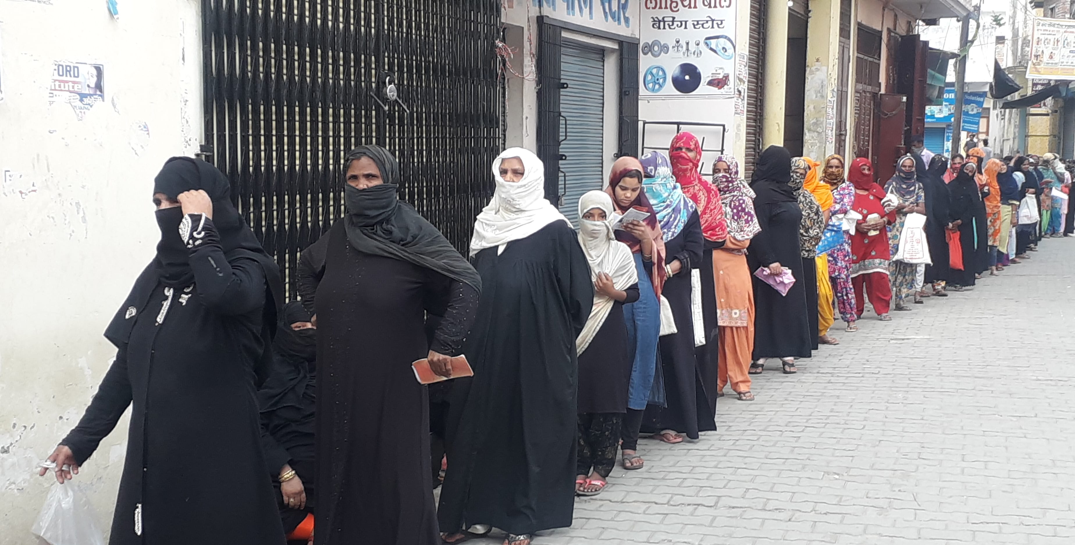 अफजलगढ़ में बूंदाबांदी के बावजूद घंटो पूर्व पीएनबी की लाइन में लगे उपभोक्ता । अफजलगढ़ में बूंदाबांदी के बावजूद घंटो पूर्व पीएनबी की लाइन में लगे उपभोक्ता ।