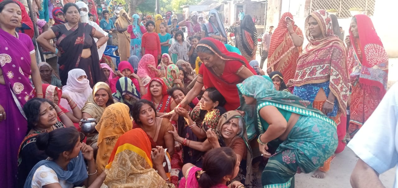 रोते बिलखते परिजन रोते बिलखते परिजन