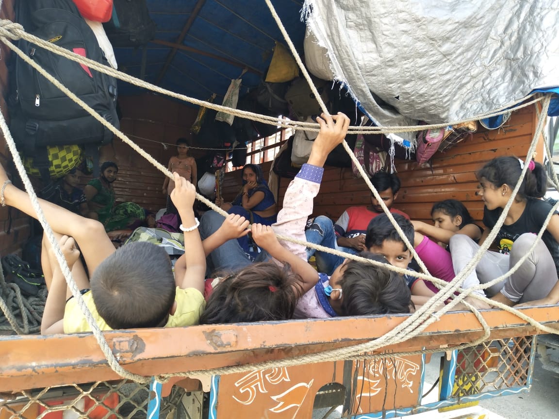 कालपी में ट्रक मे पर भरकर जाते मजदूर व उनके परिजन। कालपी में ट्रक मे पर भरकर जाते मजदूर व उनके परिजन।
