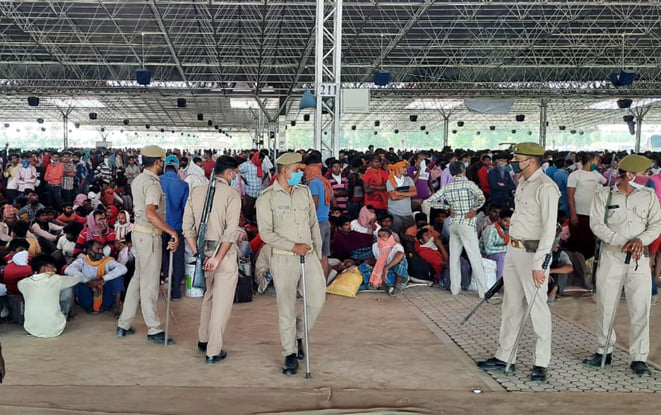 सरसावा के राधा स्वामी मेजर सेंटर में मजदूरो को नियंत्रत करती पुलिस