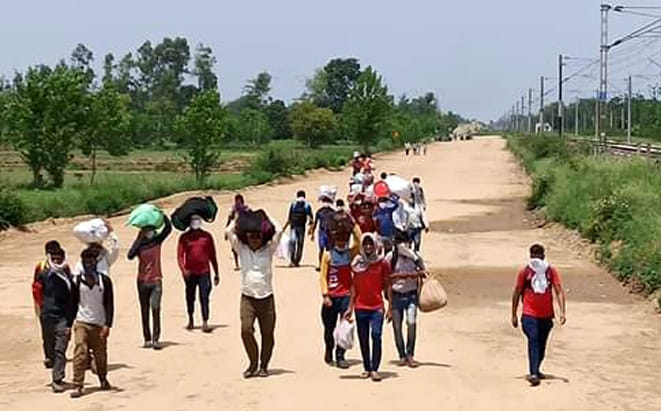 सहारनपुर: लॉकडाउन के दौरान हरियाणा से रेलवे के किनारे सहारनपुर में आते मजदूर