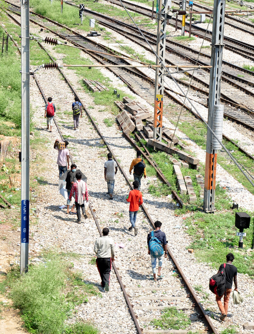 सहारनपुर में लॉकडाउन के दौरान हरियाण से सहारनपुर कोर्ट रोड़ पुल के नीचे रेलवे लाइन से होकर गोंडा 