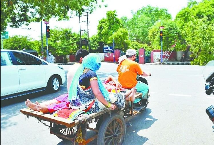 रेहड़ी पर मरीज को दिखाने जाता परिवार