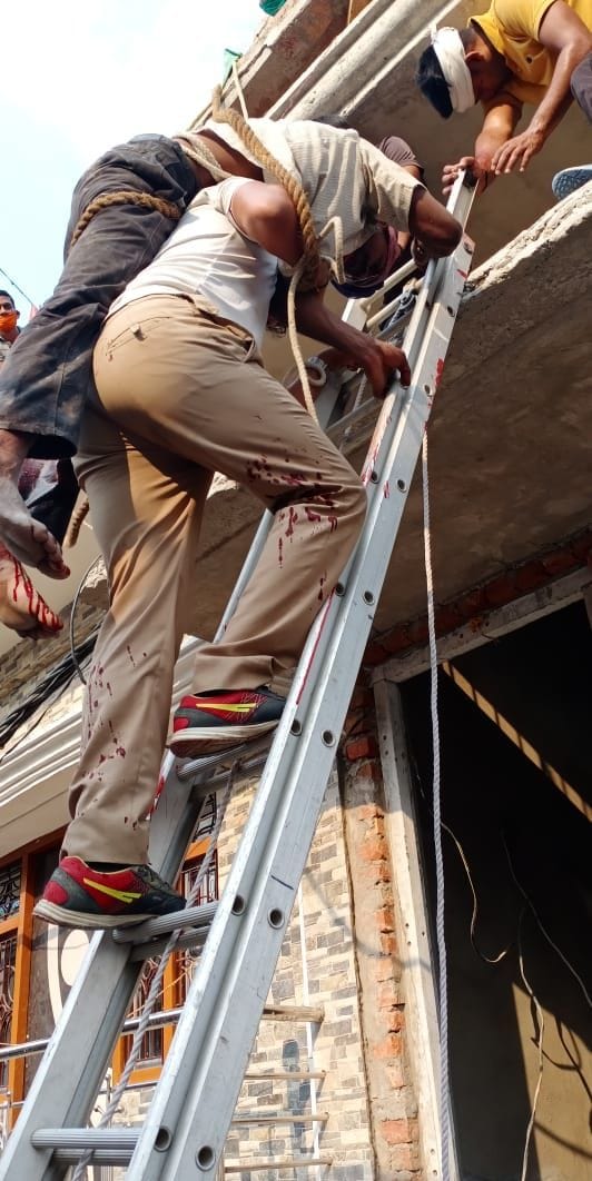 शहर के आराजी बाग में मकान का बारजा गिरने पर मलबे में दबे लोगों को रेस्क्यू कर निकालती अग्निशमन वि? शहर के आराजी बाग में मकान का बारजा गिरने पर मलबे में दबे लोगों को रेस्क्यू कर निकालती अग्निशमन वि?