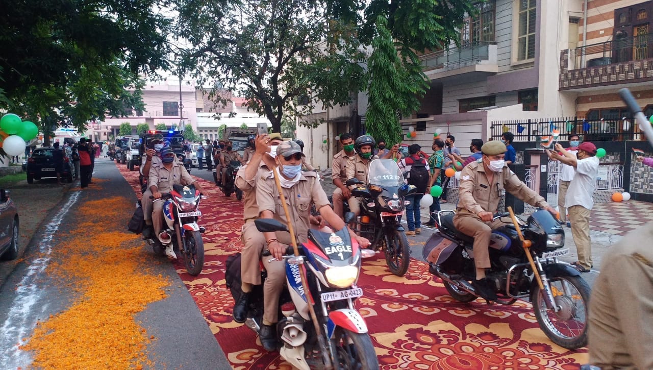 सहारनपुर की आवास विकास कालोनी में रेड कारपेट बिछा और फूल बरसा कर्मयोद्वाओं का स्वागत करते नागरि? सहारनपुर की आवास विकास कालोनी में रेड कारपेट बिछा और फूल बरसा कर्मयोद्वाओं का स्वागत करते नागरि?