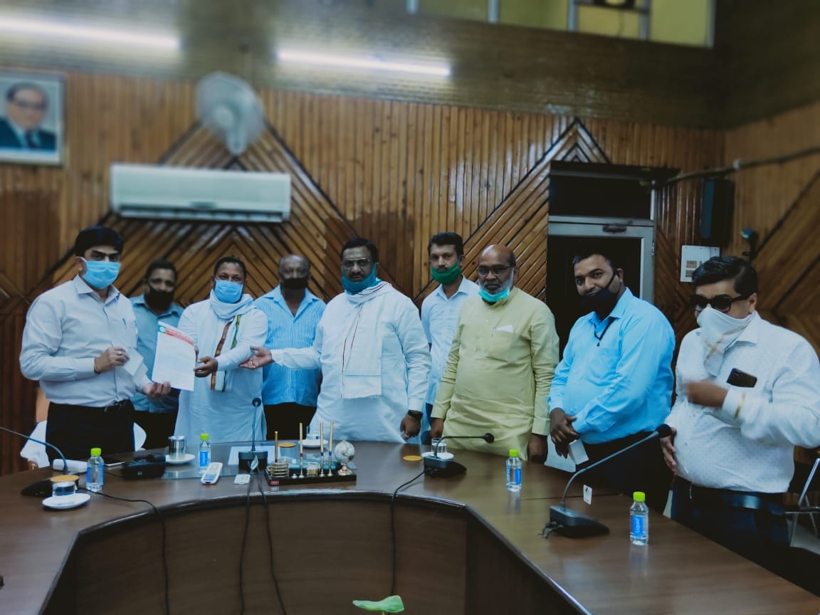 सहारनपुर में आयुष मंत्री व भाजपा जिलाध्यक्ष के साथ डीएम अखिलेश सिंह को डिमांड ड्राफ्ट सौंपते व्? सहारनपुर में आयुष मंत्री व भाजपा जिलाध्यक्ष के साथ डीएम अखिलेश सिंह को डिमांड ड्राफ्ट सौंपते व्?