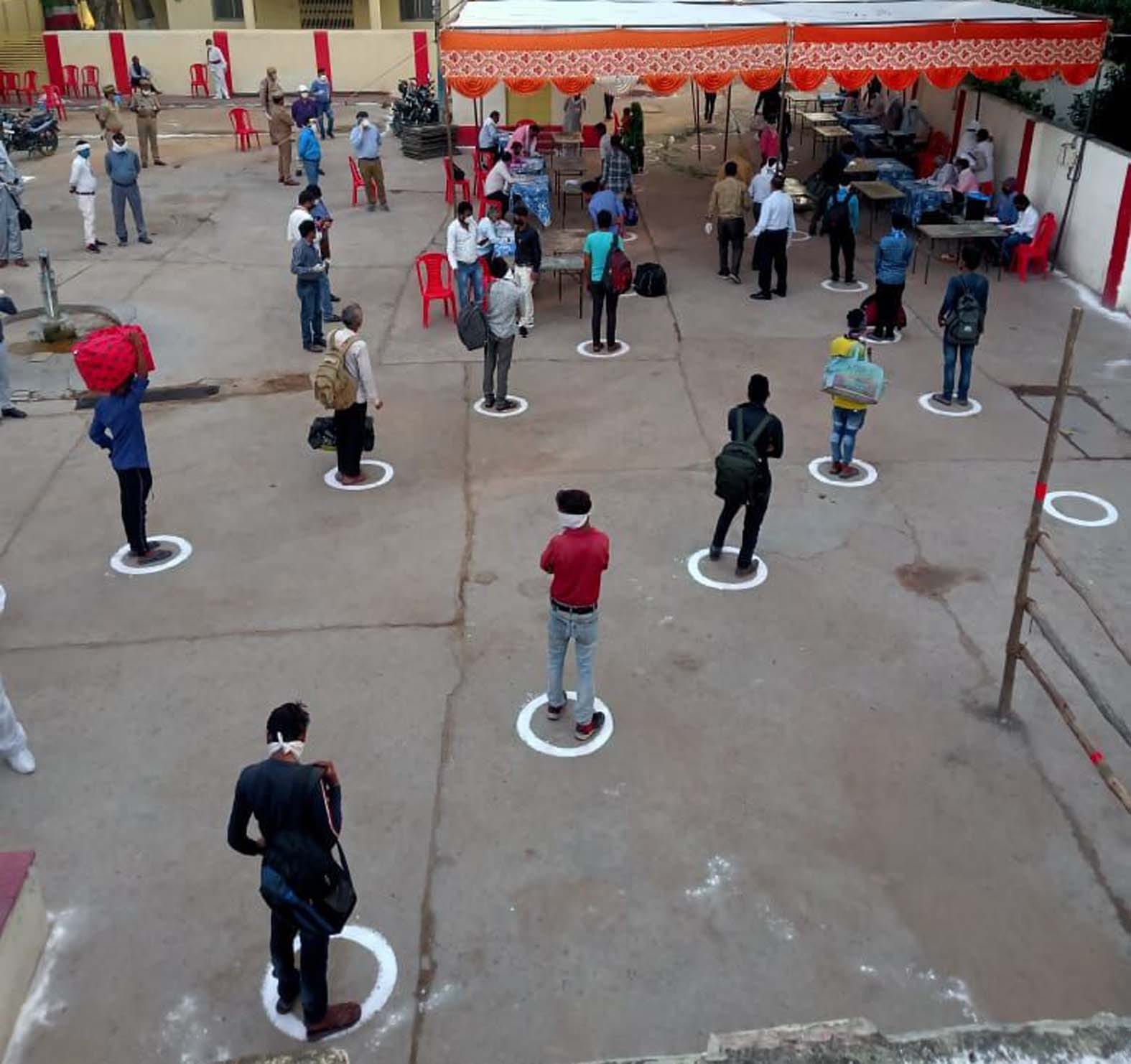 बांदा स्टेशन पर ब्योरा दर्ज कराने के लिए गोले में खड़े श्रमिक। बांदा स्टेशन पर ब्योरा दर्ज कराने के लिए गोले में खड़े श्रमिक।