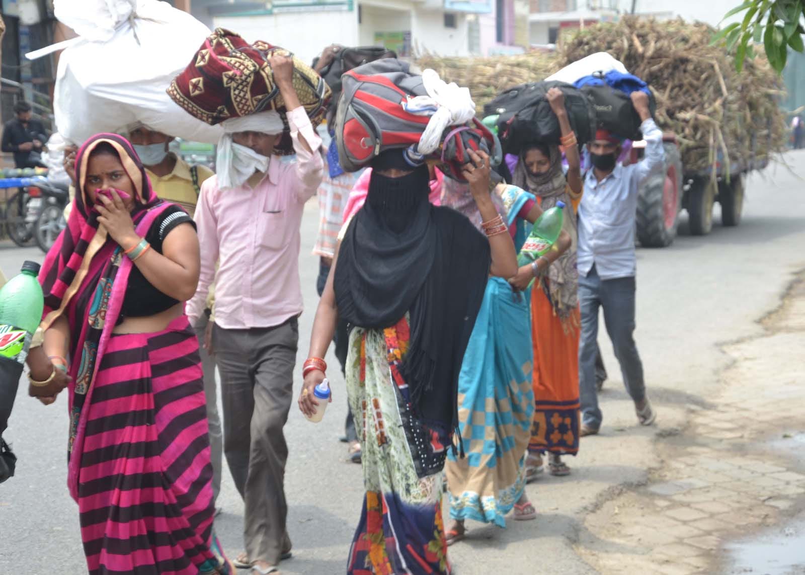 शामली: हरियाणा से सिर में सामान रखकर पैदल जाती महिला मजदूर। शामली: हरियाणा से सिर में सामान रखकर पैदल जाती महिला मजदूर।
