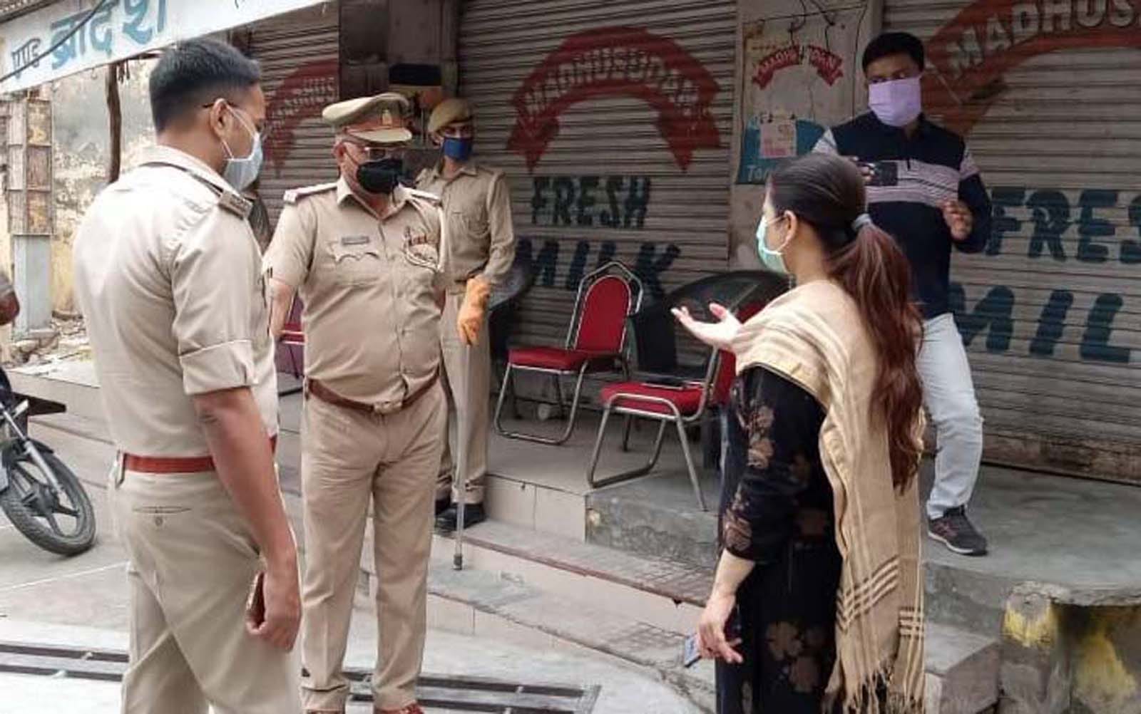 शामली के मोहल्ला बड़ीआल में पुलिसकर्मियों को दिशा निर्देश देतीं डीएम जसजीत कौर। शामली के मोहल्ला बड़ीआल में पुलिसकर्मियों को दिशा निर्देश देतीं डीएम जसजीत कौर।