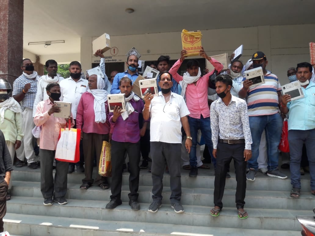सदर तहसील में प्रदर्शन करते कोटेदार। सदर तहसील में प्रदर्शन करते कोटेदार।