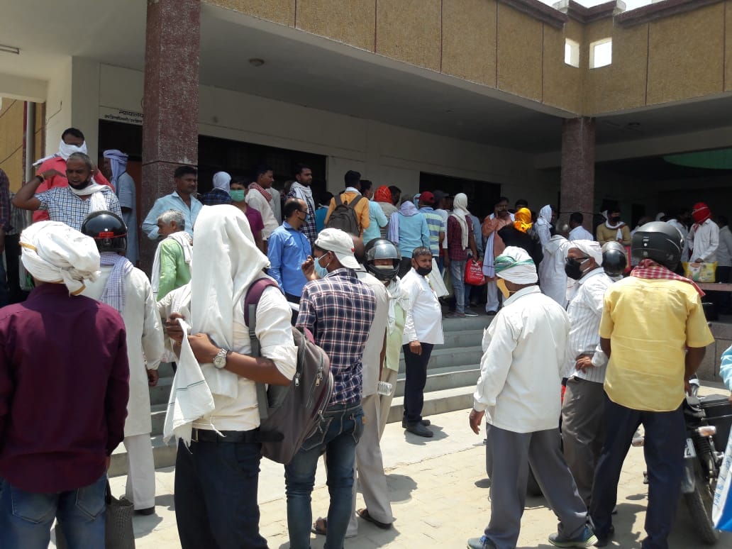 सदर तहसील में प्रदर्शन करते कोटेदार। सदर तहसील में प्रदर्शन करते कोटेदार।