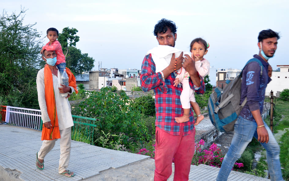 हारनपुर में लॉकडाउन के दौरान लुधियान से पांच दिन पैदल चलकर सहारनपुर पहुंचे मजदूर और बच्चे हारनपुर में लॉकडाउन के दौरान लुधियान से पांच दिन पैदल चलकर सहारनपुर पहुंचे मजदूर और बच्चे