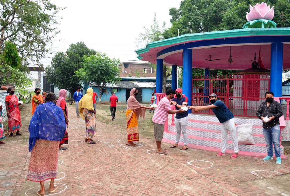सहारनपुर में लॉकडाउन के दौरान दिल्ली रोड़ स्थित कुष्ठ आश्रम में लोगो को राशन बांटते अपना दल एस के सहारनपुर में लॉकडाउन के दौरान दिल्ली रोड़ स्थित कुष्ठ आश्रम में लोगो को राशन बांटते अपना दल एस के