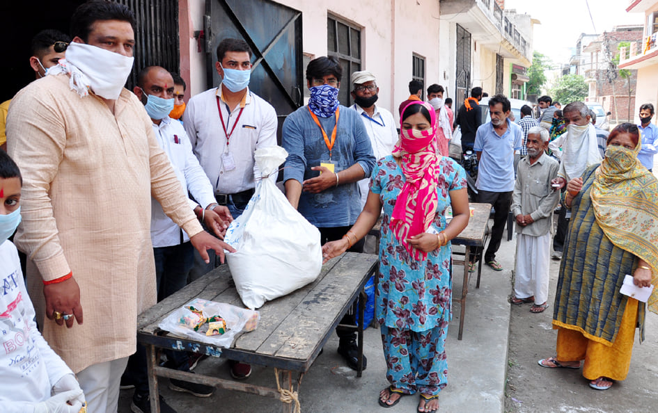 पंजाबी बाग स्थित धर्मशाला में राशन कार्ड विहीन लोगो को राशन कीट प्रदान करते पार्षद और सरकारी कर्? पंजाबी बाग स्थित धर्मशाला में राशन कार्ड विहीन लोगो को राशन कीट प्रदान करते पार्षद और सरकारी कर्?