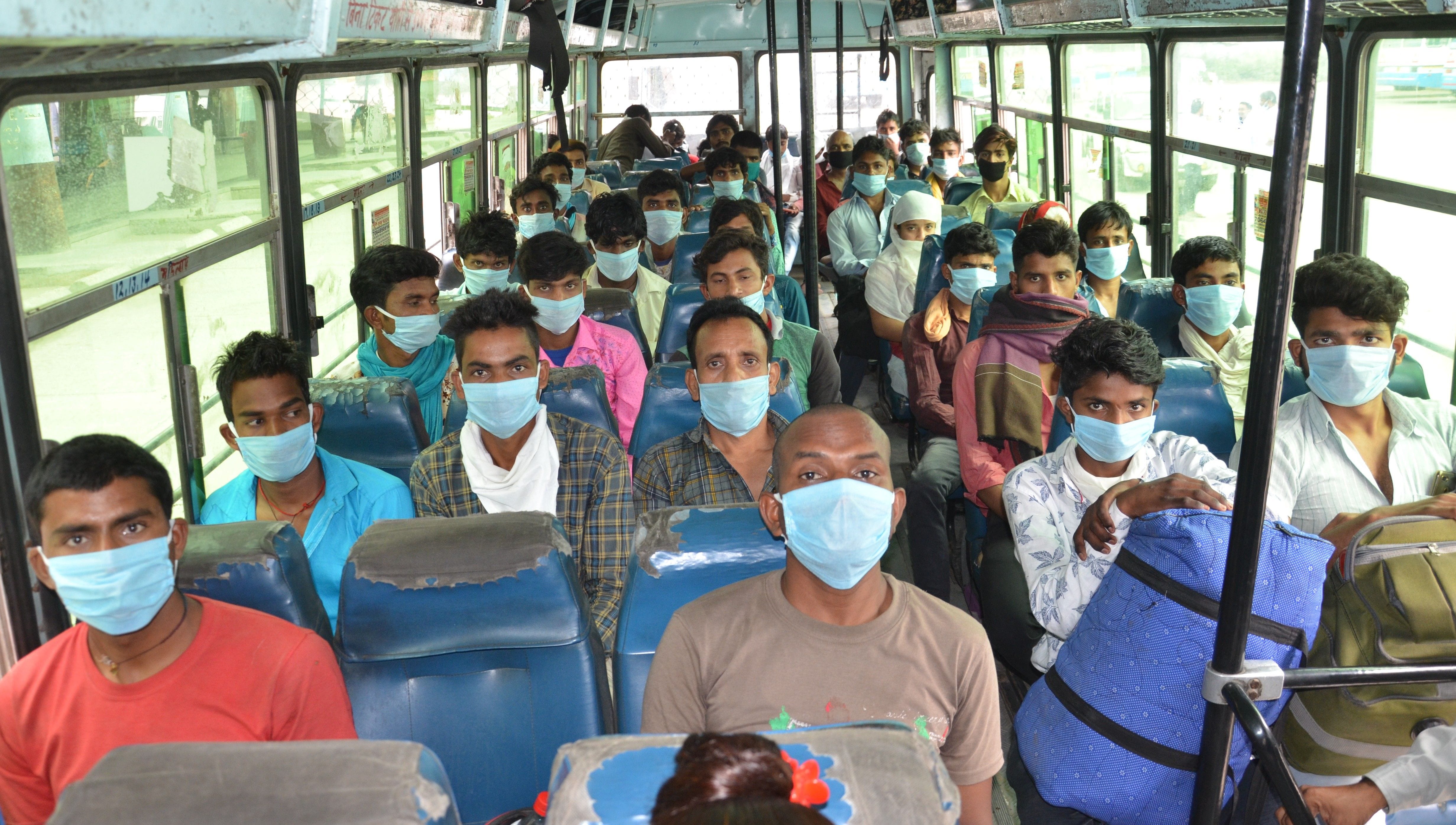 रोडवेज बस में बैठे मजदूर। रोडवेज बस में बैठे मजदूर।