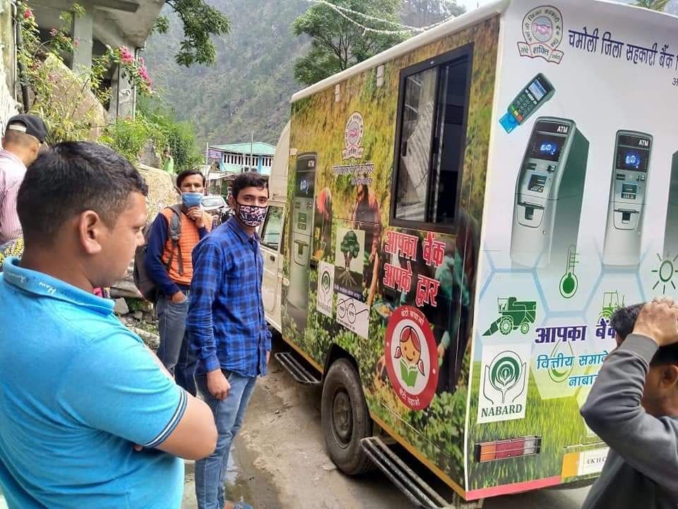 नारायणबगड़ के ग्रामीण क्षेत्रों में पहुंचा मोबाइल एटीएम वाहन। नारायणबगड़ के ग्रामीण क्षेत्रों में पहुंचा मोबाइल एटीएम वाहन।