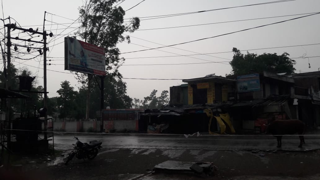 बड़गांव में दिन में छाए अंधे के बाद होती बारिश बड़गांव में दिन में छाए अंधे के बाद होती बारिश