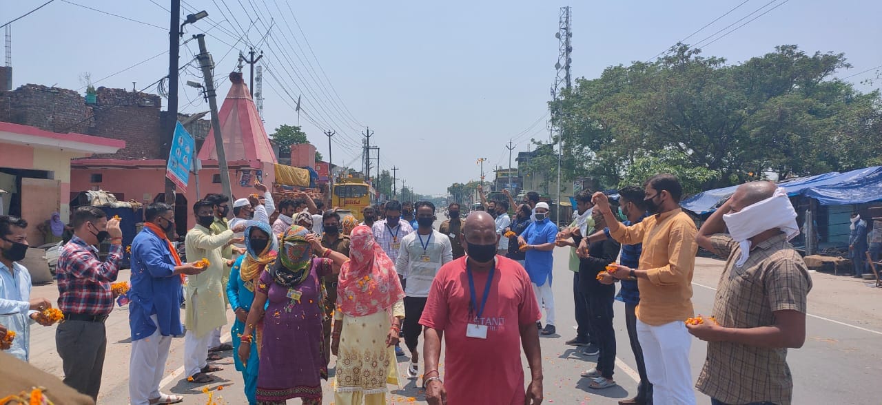बेहट में सफाईकर्मियों के सम्मान में पुष्पवर्षा करते व्यापारी बेहट में सफाईकर्मियों के सम्मान में पुष्पवर्षा करते व्यापारी