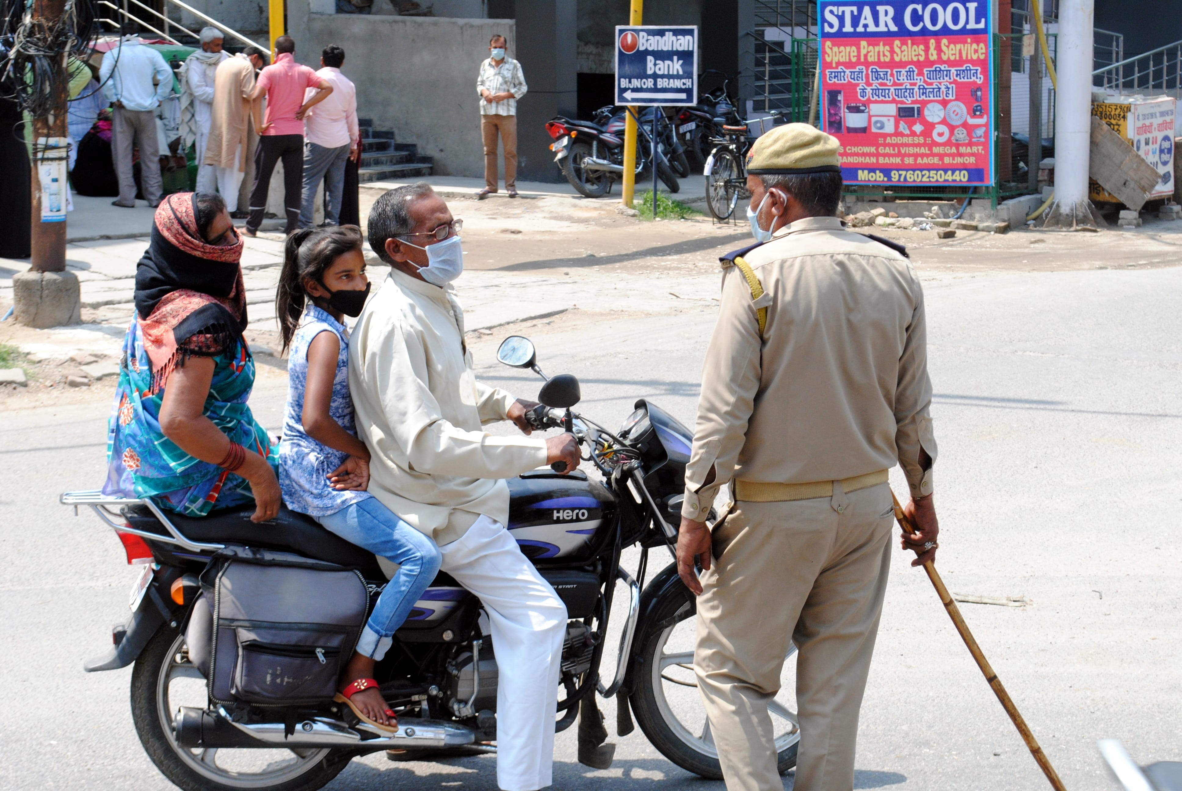 बिजनौर में शास्त्री चौक पर वाहनों की चैकिंग करती पुलिस। बिजनौर में शास्त्री चौक पर वाहनों की चैकिंग करती पुलिस।