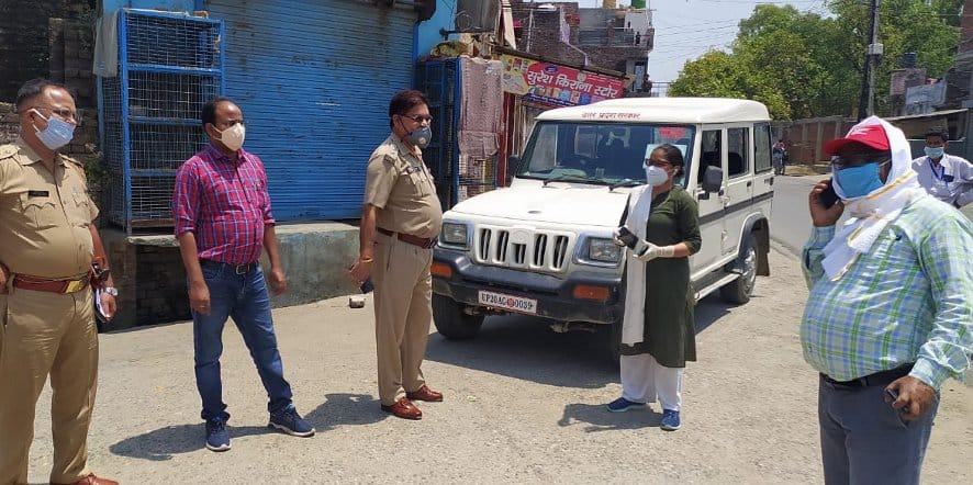 नजीबाबाद के हॉट स्पॉट रम्पुरा क्षेत्र का दौरा करते सीएमओ, एसडीएम और सीओ।