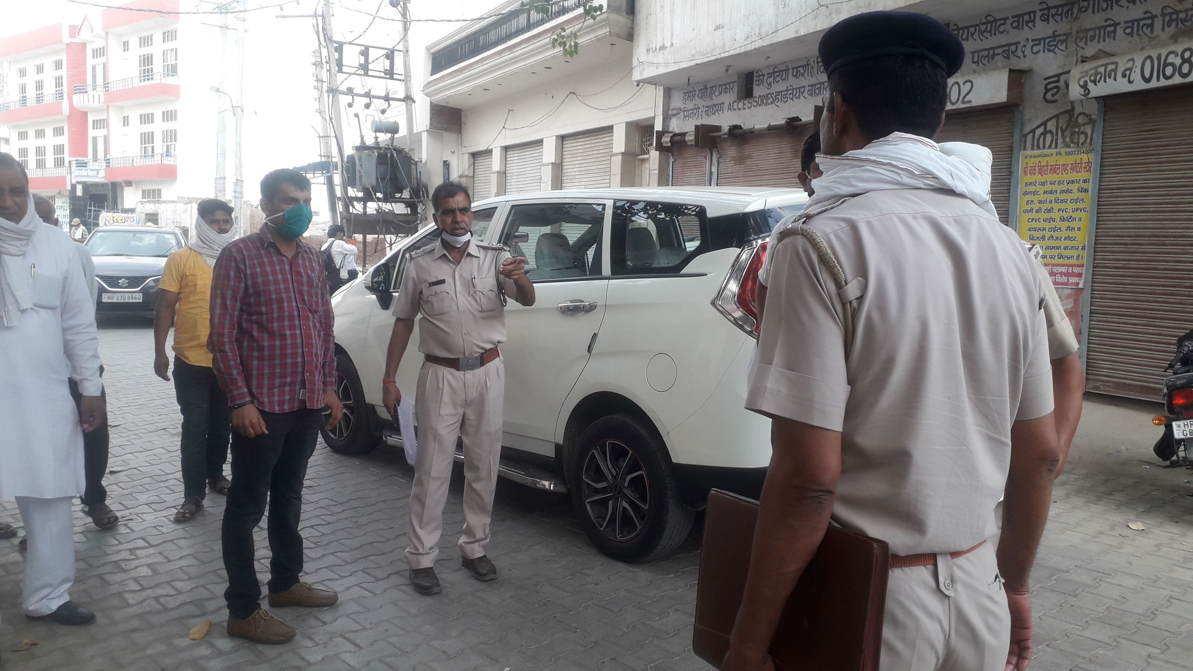 हत्या की जानकारी मिलने के बाद घटनास्थल पर पहुंची पुलिस।