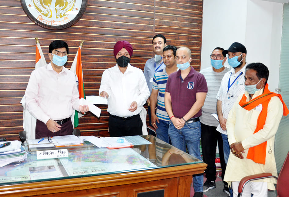 कलेक्ट्रेट सभागार में डीएम अखिलेश सिंह को एक लाख का चेक सौंपते सहारनपुर क्लब के पदाधिकारी कलेक्ट्रेट सभागार में डीएम अखिलेश सिंह को एक लाख का चेक सौंपते सहारनपुर क्लब के पदाधिकारी