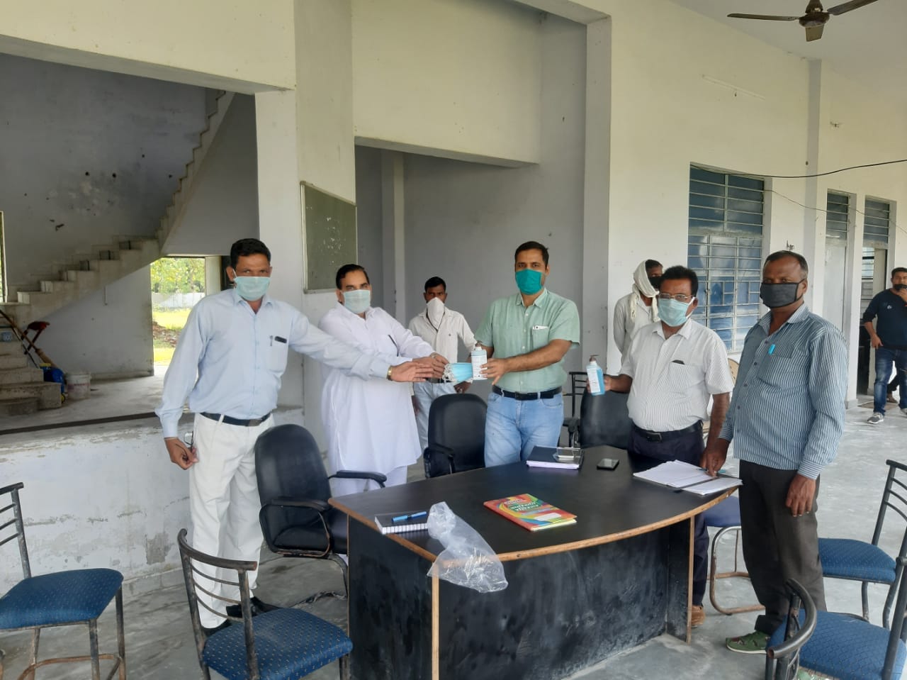 जीवाला प्रवासी मजदूर केंद्र पर सेक्टर मजिस्ट्रेट को मास्क तथा सेनेटाइजर भेंट करते प्राथमिक शिक? जीवाला प्रवासी मजदूर केंद्र पर सेक्टर मजिस्ट्रेट को मास्क तथा सेनेटाइजर भेंट करते प्राथमिक शिक?