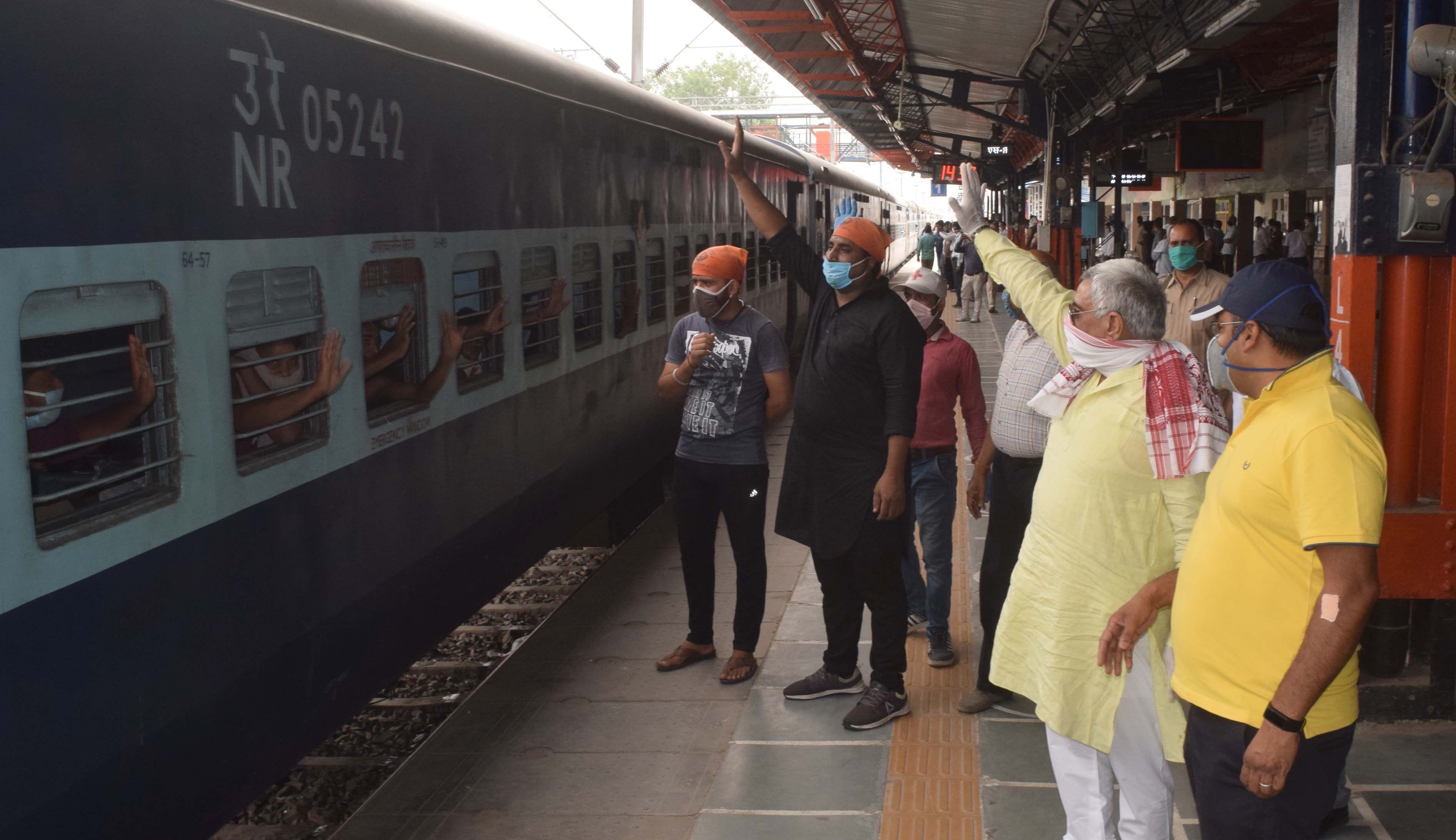 रोहतक रेलवे स्टेशन पर श्रमिक स्पेशल ट्रेन से बिहार जा रहे प्रवासी मजदूर हाथ हिलाकर पूर्व मंत्री ? रोहतक रेलवे स्टेशन पर श्रमिक स्पेशल ट्रेन से बिहार जा रहे प्रवासी मजदूर हाथ हिलाकर पूर्व मंत्री ?