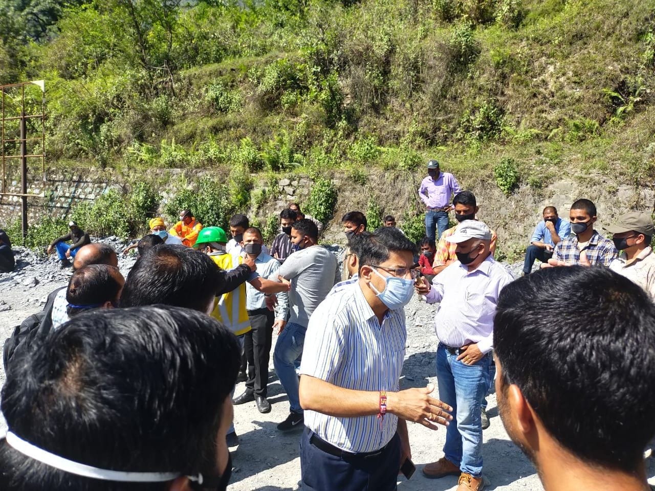 पीपलकोटी के सियासैंण में वेतन की मांग को लेकर एकत्रित हुए हिंदुस्तान कंपनी के वर्कर।
