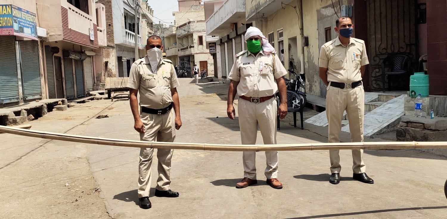 नाका लगाकर खड़े पुलिस कर्मी। नाका लगाकर खड़े पुलिस कर्मी।
