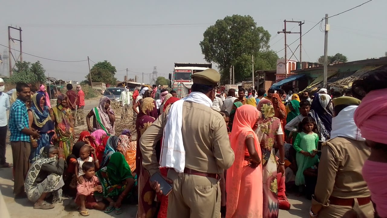 कुकर गांव में घटना पर स्थल पर जाम लगाएं महिलाएं