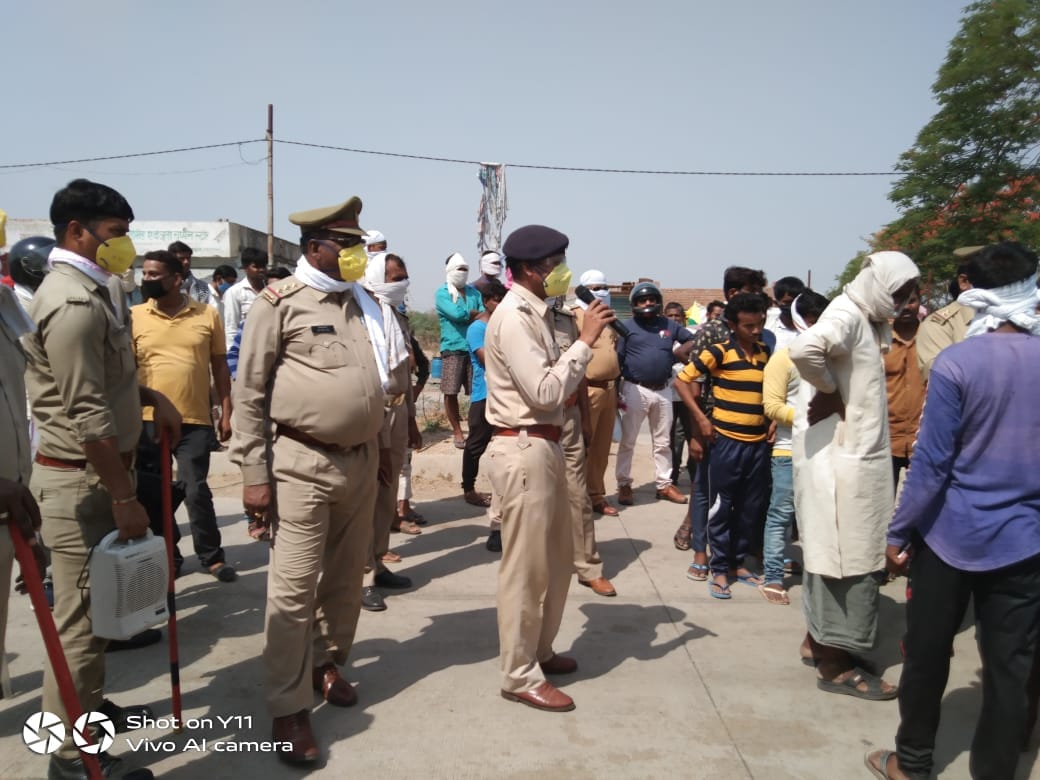 ग्रामीणों को समझाते सीओ संतोष कुमार
