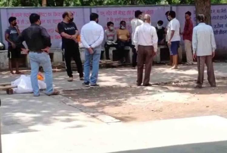 पोस्टमार्टम हाउस में मजदूर का शव लेने पहुंचे इलाकई लोग