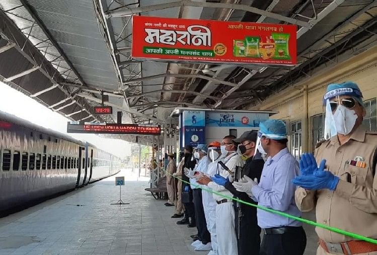 Passengers Travel 1300 Km By Eating Pickle Bread By Special Train स प शल ट र न स अच र र ट ख कर 1600 य त र य न तय क य 1300 क म क सफर क र य भ ल य गय मनम न