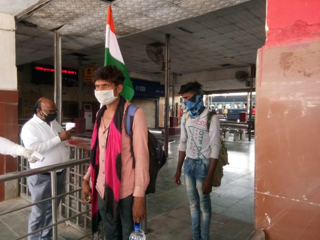 स्टेशन पर यात्रियों का परीक्षण करती स्वास्थ विभाग की टीम स्टेशन पर यात्रियों का परीक्षण करती स्वास्थ विभाग की टीम