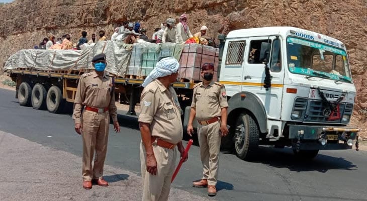अमझरा में पुलिस के सामने ट्रक के उपर बैठकर निकलते लोग
