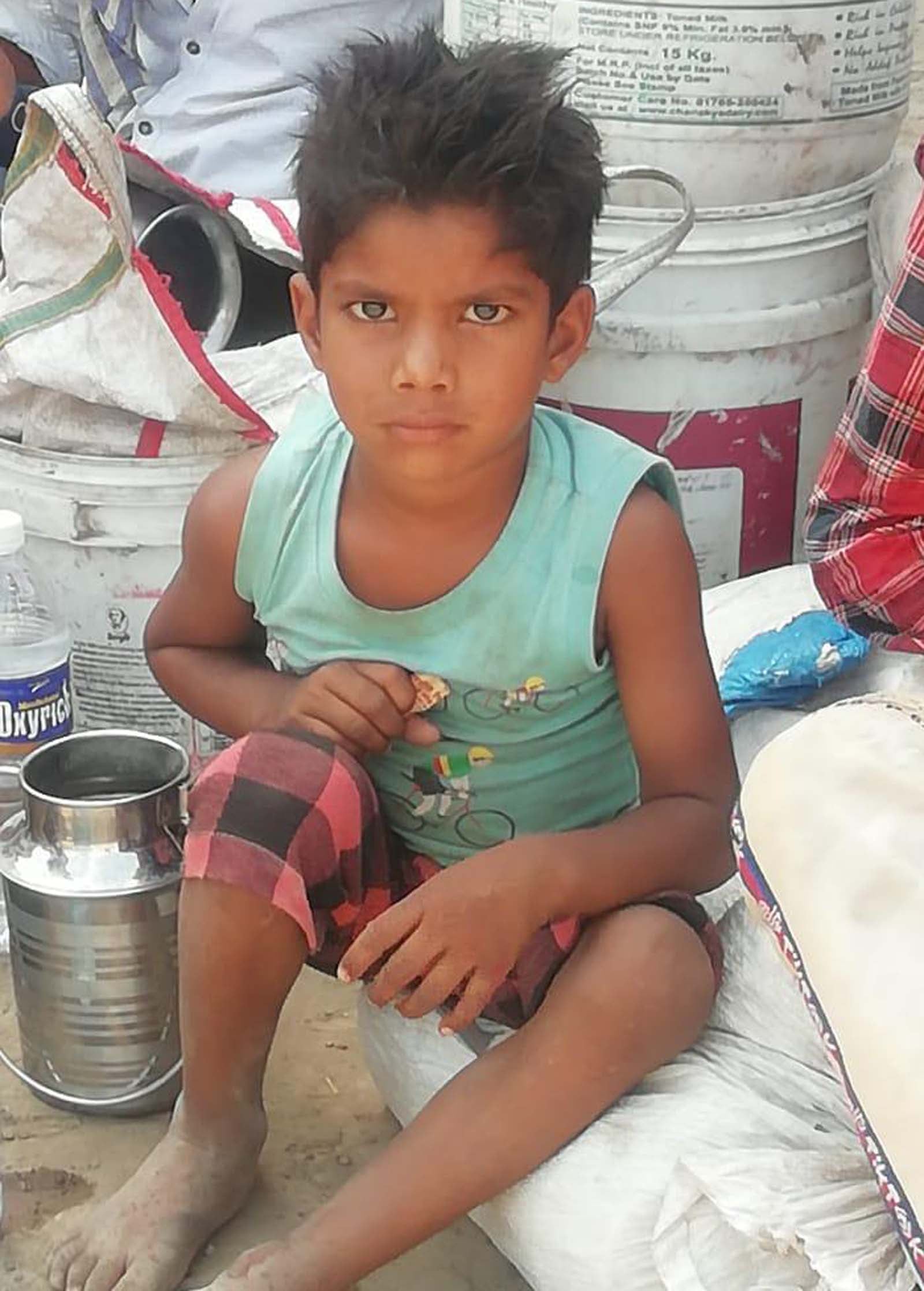मम्मी हम कब जाएंगे, कब आएगी बस पंजाब के चंडीगढ़ से पैदल सफर तय करके आया ये मासूम बच्चा शामली रोडवेज मम्मी हम कब जाएंगे, कब आएगी बस पंजाब के चंडीगढ़ से पैदल सफर तय करके आया ये मासूम बच्चा शामली रोडवेज