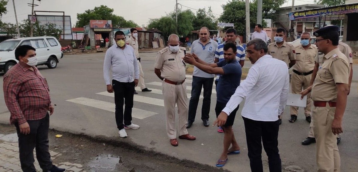 बवानीखेड़ा में गोली चलने की वारदात के बाद मौके पर पहुंचे डीएसपी विरेन्द्र सिंह। बवानीखेड़ा में गोली चलने की वारदात के बाद मौके पर पहुंचे डीएसपी विरेन्द्र सिंह।