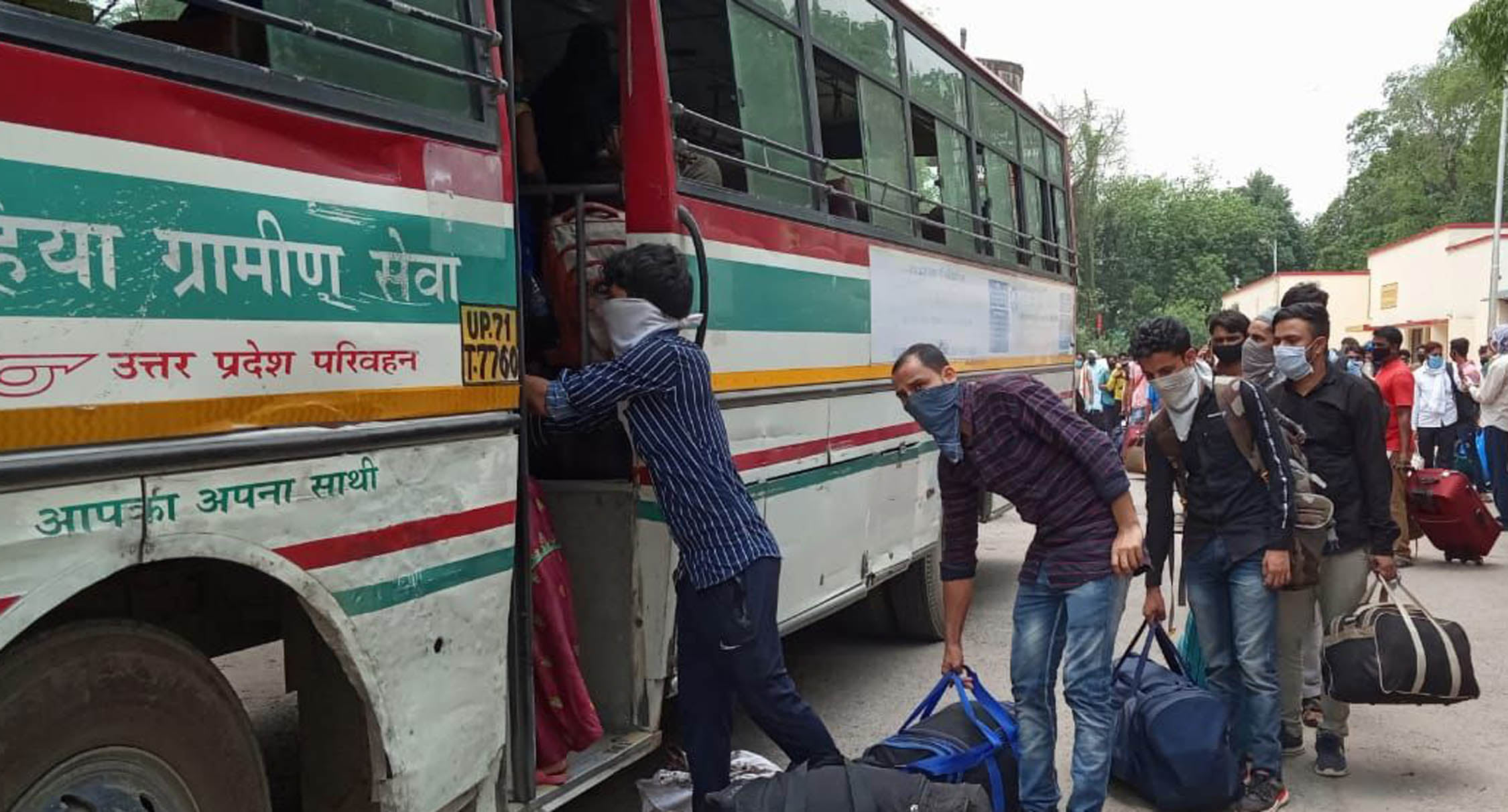 बांदा : घरों को रवाना होने के लिए बसों में सवार होते प्रवासी श्रमिक। बांदा : घरों को रवाना होने के लिए बसों में सवार होते प्रवासी श्रमिक।