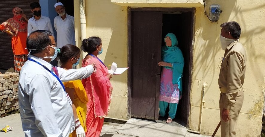 नजीबाबाद के रम्पुरा में परिजनों से जानकारी करती स्वास्थ्य विभाग की टीम। नजीबाबाद के रम्पुरा में परिजनों से जानकारी करती स्वास्थ्य विभाग की टीम।