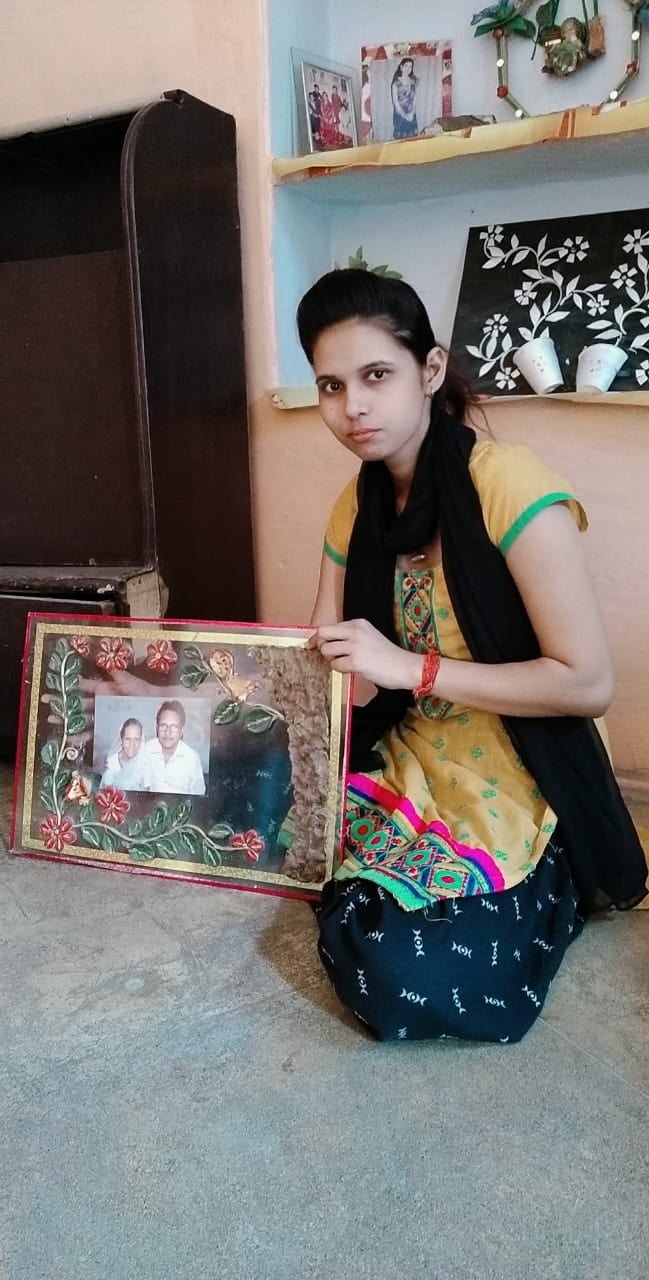 वेस्ट मैटेरियल से फोटोफ्रेम बनातीं नेहा चौबे वेस्ट मैटेरियल से फोटोफ्रेम बनातीं नेहा चौबे