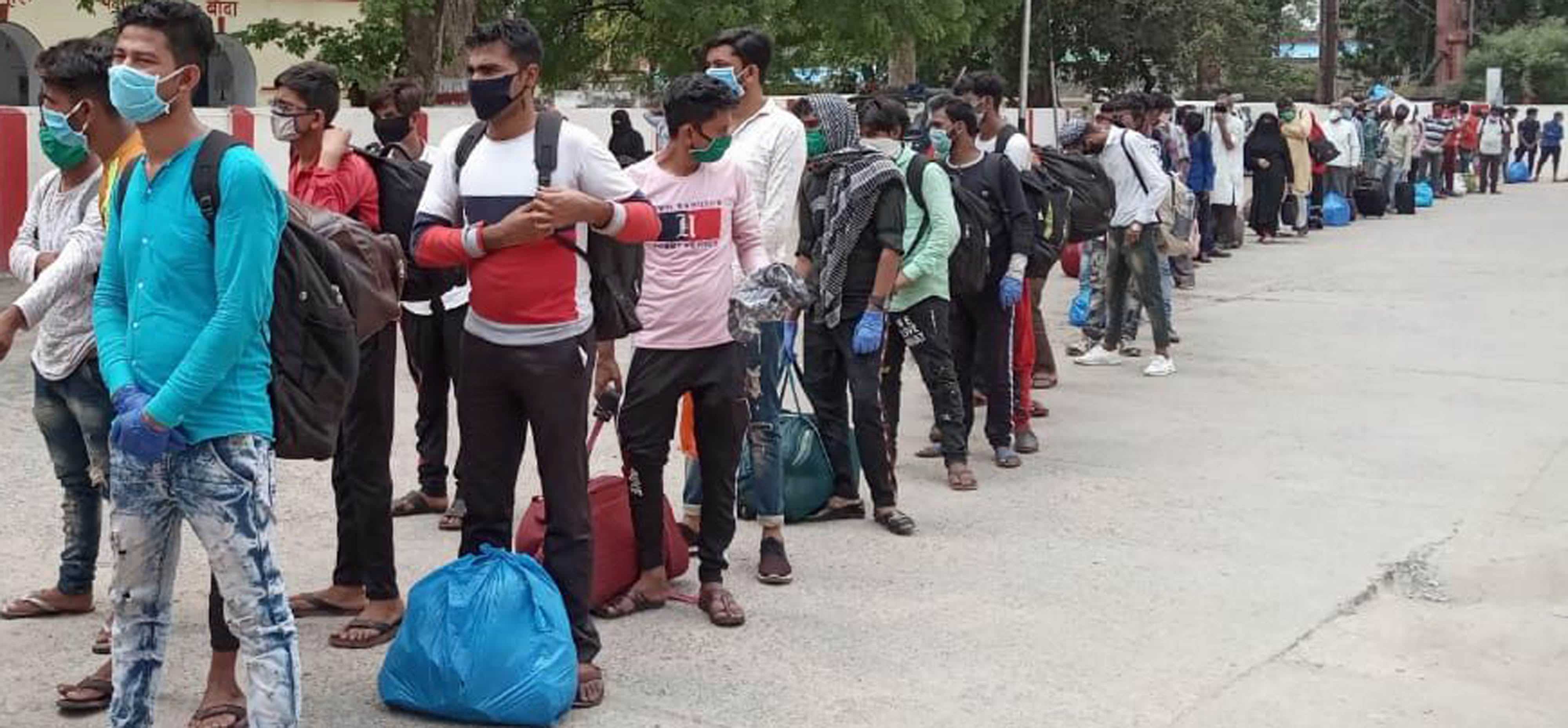 महानगरों से लौटे मजदूर बांदा में प्लेटफार्म के बाहर बसों में सवार होने के लिए लाइन में खड़े होकर ? महानगरों से लौटे मजदूर बांदा में प्लेटफार्म के बाहर बसों में सवार होने के लिए लाइन में खड़े होकर ?