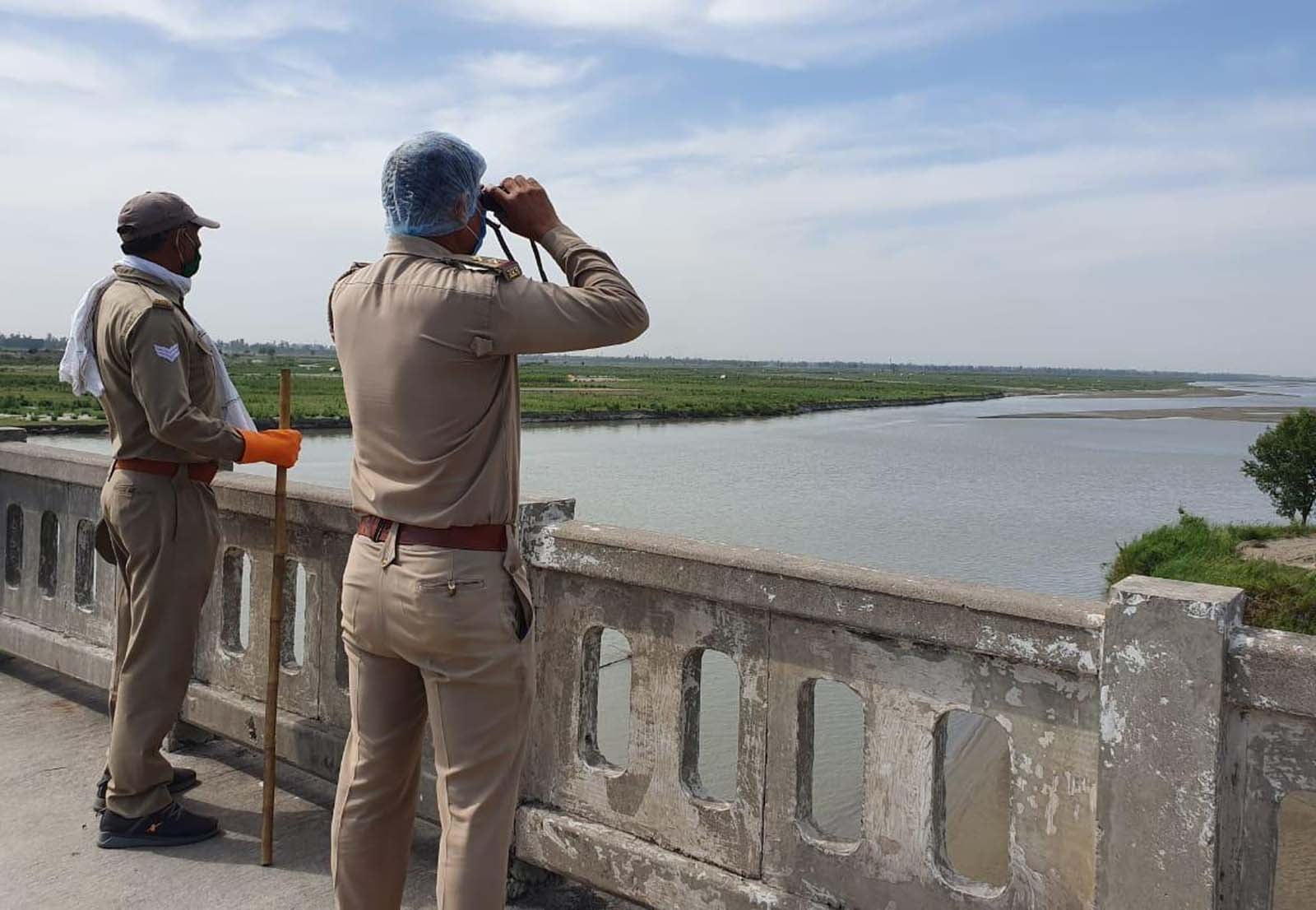 शामली में यमुना बॉर्डर के पास हरियाणा की ओर से आने वाले प्रवासी श्रमिकों की कैमरों से निगरानी करत शामली में यमुना बॉर्डर के पास हरियाणा की ओर से आने वाले प्रवासी श्रमिकों की कैमरों से निगरानी करत