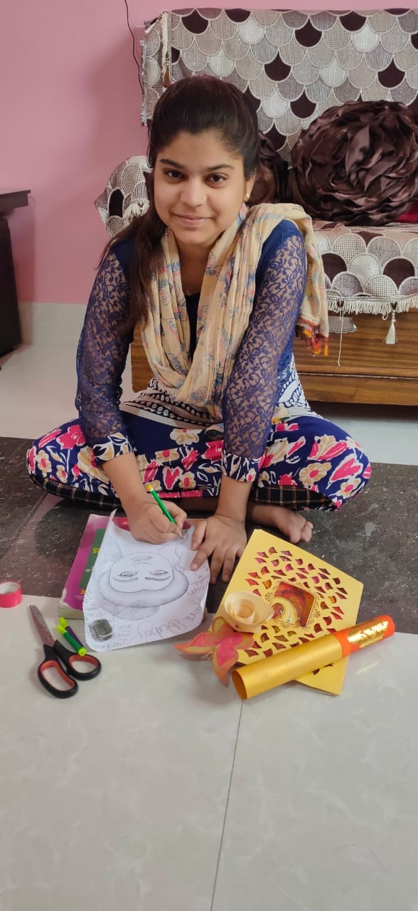 वेस्ट मैटेझ्रझ्ररियल से ग्रीटिंग कार्ड बनातीं रचना दीक्षित वेस्ट मैटेझ्रझ्ररियल से ग्रीटिंग कार्ड बनातीं रचना दीक्षित