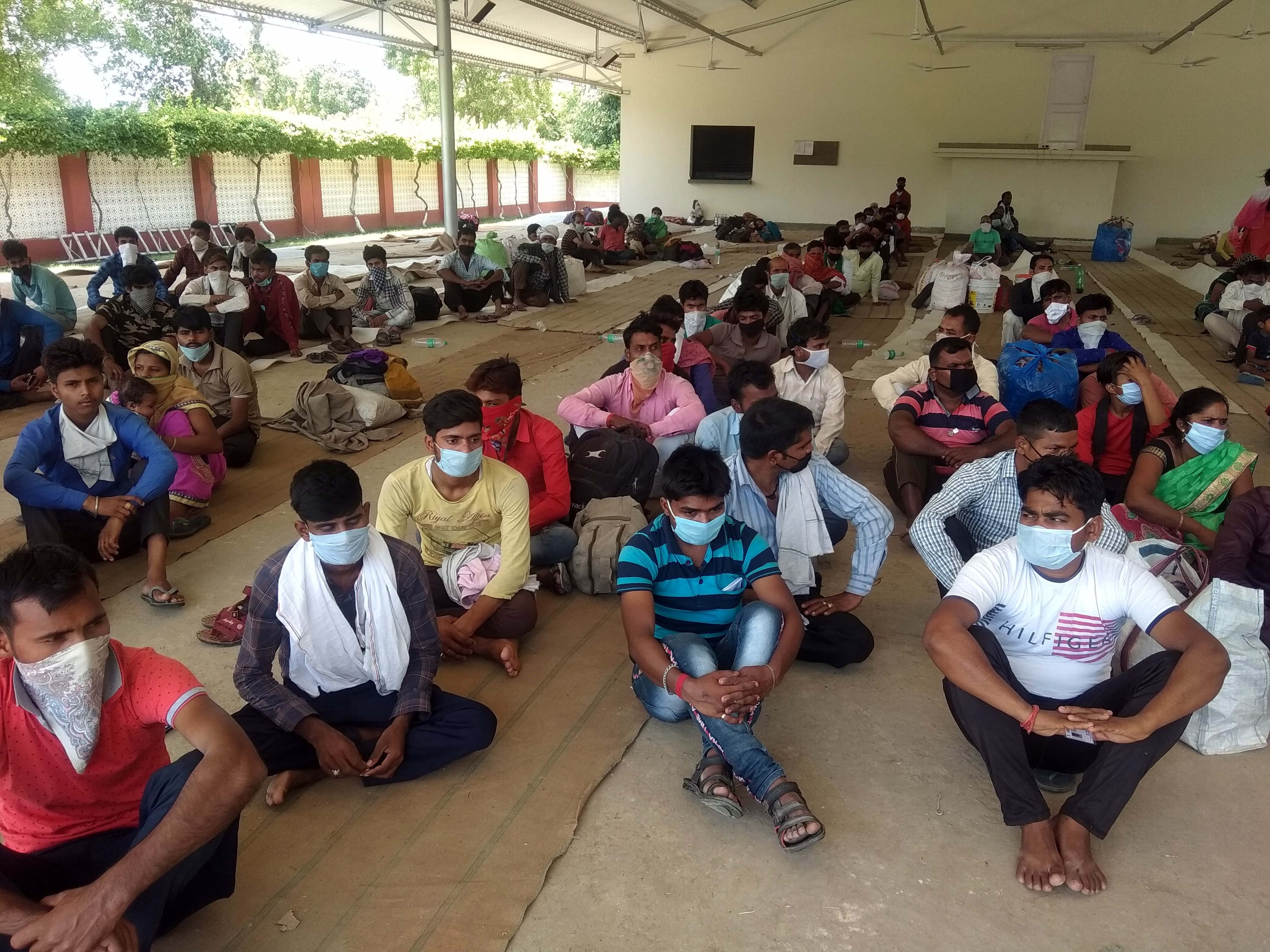 कैराना (शामली) में राधा स्वामी सत्संग भवन पर ठहरे यूपी और बिहार के श्रमिक। कैराना (शामली) में राधा स्वामी सत्संग भवन पर ठहरे यूपी और बिहार के श्रमिक।